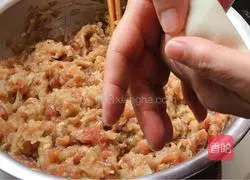 Illustration of how to make winter melon and pork filling dumplings to remove moisture in summer 8