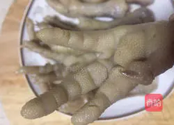 Illustration of how to make Sichuan style double pepper spicy soaked chicken feet 3