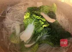 Illustration of how to make vegetable and shredded pork noodle soup 6