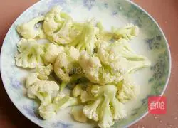 Illustration of how to make cauliflower slices 7