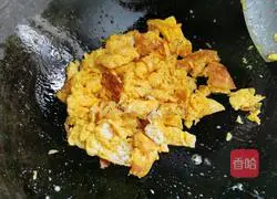 Illustration of how to make loofah and egg soup 3