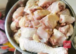 Illustration of how to make coconut chicken soup 5