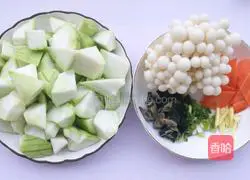 Illustration of how to make luffa and fungus soup 1