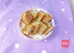 Illustration of how to make black sesame and taro pancakes 15