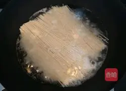 Illustration of how to make fried noodles with small tomatoes 2