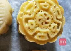 Illustration of how to make lotus paste and egg yolk mooncakes 17