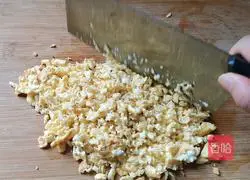 Illustration of how to make dumpling skin version of leek and egg pie 3