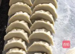 Illustration of how to make celery, mushrooms, pork and vermicelli dumplings 4