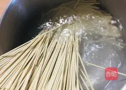 Illustration of how to make seafood noodles 3