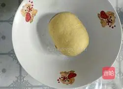 Illustration of how to make baked egg-flavored steamed buns 3