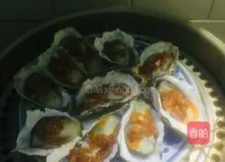 Illustration of how to make steamed oysters with garlic chili sauce 5