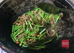 Illustration of how to fry fried pork with garlic moss 7