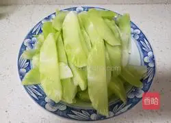 Illustration of how to make fried lettuce with duck eggs 4