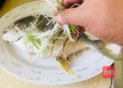 Illustration of how to make steamed golden pomfret 3