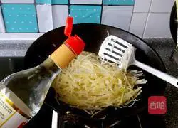 Illustration of how to make shredded pepper and potatoes 4