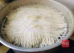 Soybean Sprouts, Celery and Potato Braised Noodles Recipe Illustration 9