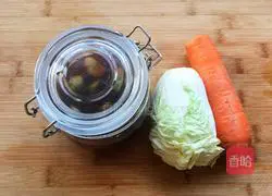 Illustration of how to make green garlic, carrot and cabbage shreds 1