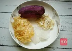 Illustration of how to make purple sweet potato, white fungus and lily soup 1