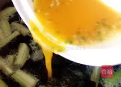 Illustration of how to make kelp egg drop soup 9