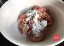 Illustration of how to make shredded pork noodles with vegetables 1