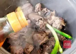 Illustration of how to make shepherd's purse stewed with black bone chicken soup 8