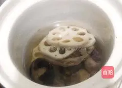 Lotus root, red bean and pigeon soup Illustration of how to do it 3