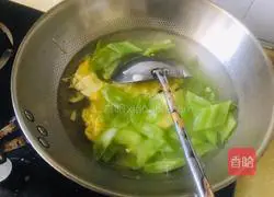 Illustration of how to make green bamboo shoots and omelette soup 4