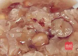 Illustration of how to make raisin-peach gum and white fungus soup! 3