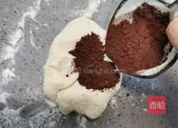 Illustration of how to cut steamed buns with cocoa powder knife 8