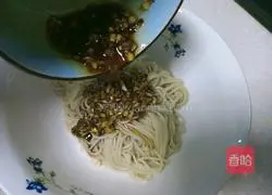 Illustration of how to make shredded cucumber noodles 8