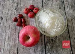 Apple, Tremella and Red Fruit Soup Recipe Illustration 1