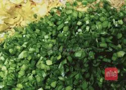 Illustration of how to make shrimp, egg and leek box 9