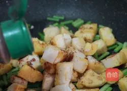 Illustration of how to make fried diced steamed buns with garlic moss 7