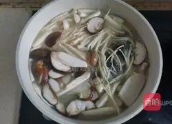 Illustration of how to make crucian carp, tofu and mushroom soup 7