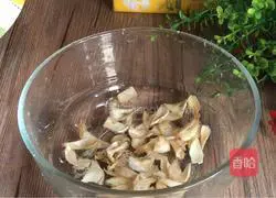 Illustration of how to make wolfberry rock sugar and white fungus soup 3