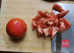 Illustration of how to make tomato crucian carp soup 3