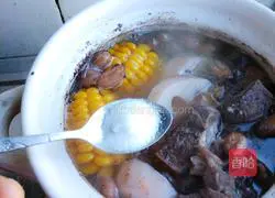 Corn, lotus root and peanut tube bone soup recipe 12