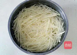 Illustration of how to make butter and cheese fried potato pancakes 1