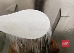 Illustration of how to make red date ice drink 9