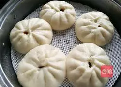 Illustration of how to make barbecued pork buns 10