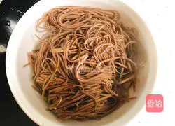 Fried noodles that you can know at a glance, the fragrance is deep in the soul.Illustration of how to make it 4