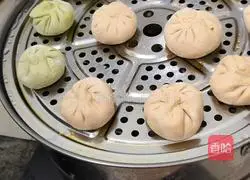 Illustration of how to make colorful vegetable buns 12