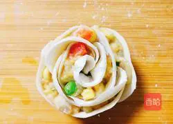 Illustration of how to make fried shrimp and rose flower dumplings 6