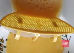 Illustration of how to make olive oil hibiscus eggs 5