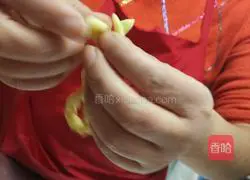 Illustration of how to make small twist 8