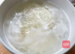 Illustration of how to make spicy and sour cold noodles 12