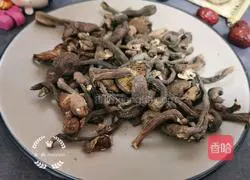 Illustration of how to make hazel mushroom stewed chicken soup 1