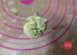 Illustration of how to make fried green onion pancakes (using dumpling skins) 9