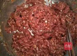 Illustration of how to make celery, bean sprouts and beef dumplings 3