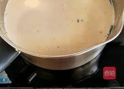 Illustration of how to make caramel milk tea 5